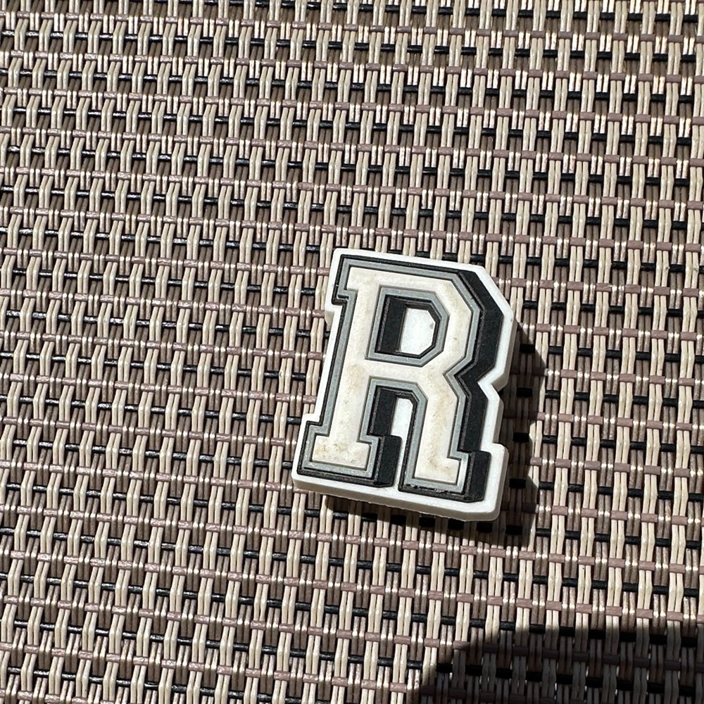 Jibbitz “R”